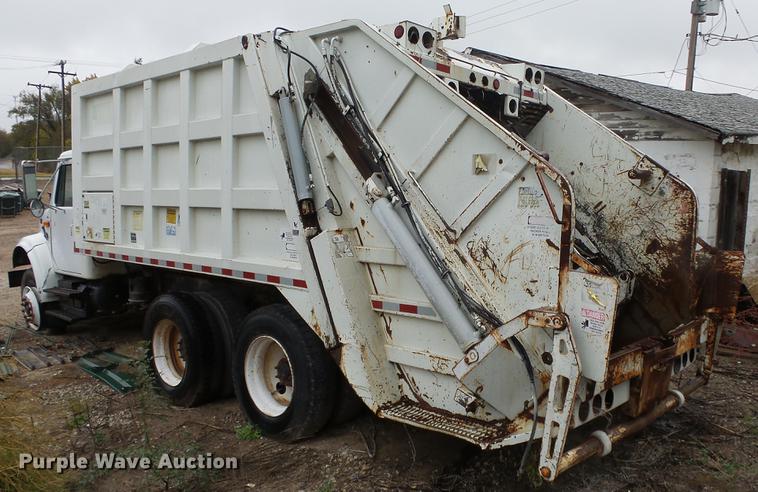 image for item AM9051 1999 International 4900 refuse truck