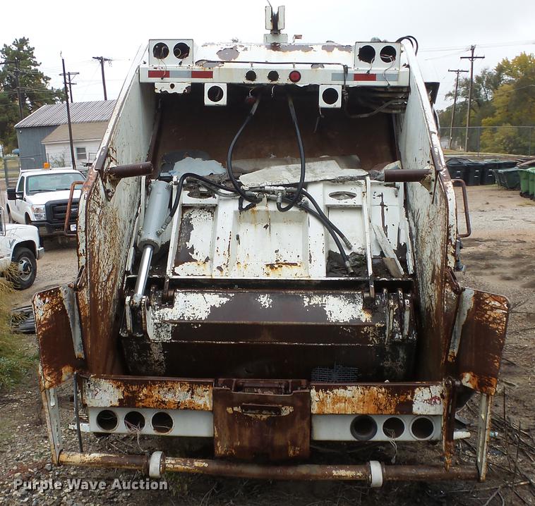 image for item AM9051 1999 International 4900 refuse truck