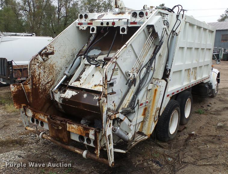 image for item AM9051 1999 International 4900 refuse truck