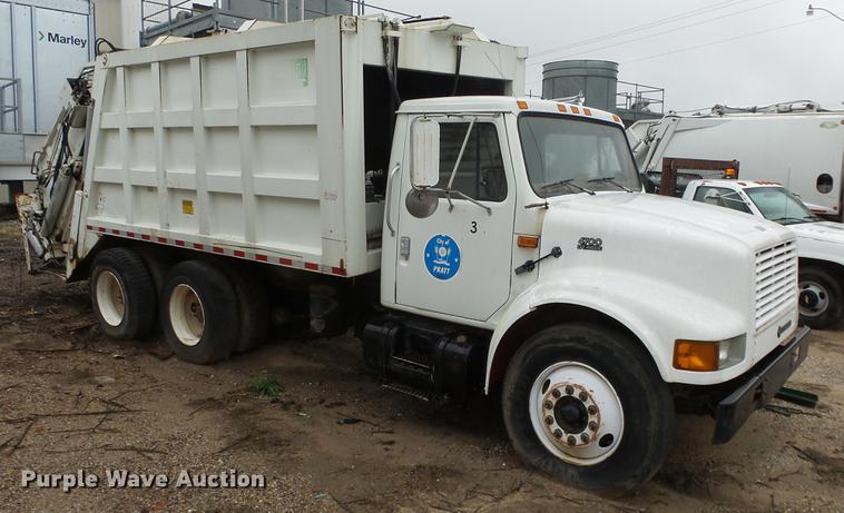 image for item AM9051 1999 International 4900 refuse truck