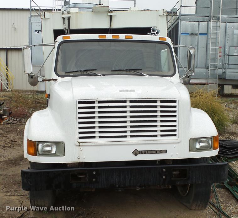 image for item AM9051 1999 International 4900 refuse truck
