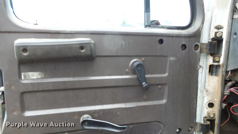 image for item AM9051 1999 International 4900 refuse truck