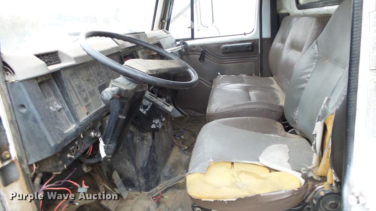 image for item AM9051 1999 International 4900 refuse truck