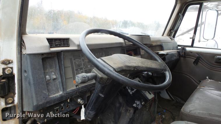 image for item AM9051 1999 International 4900 refuse truck