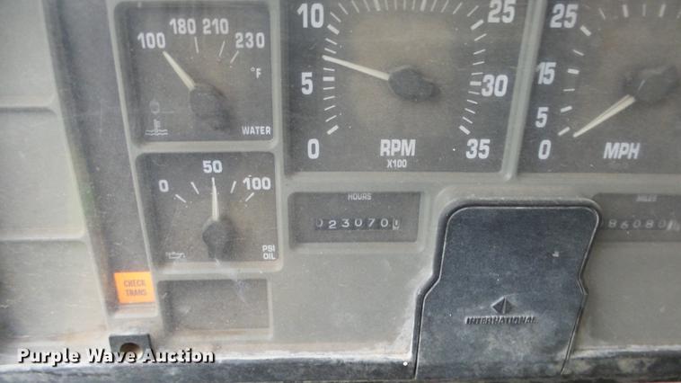 image for item AM9051 1999 International 4900 refuse truck