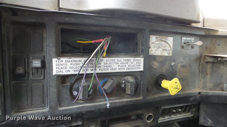 image for item AM9051 1999 International 4900 refuse truck