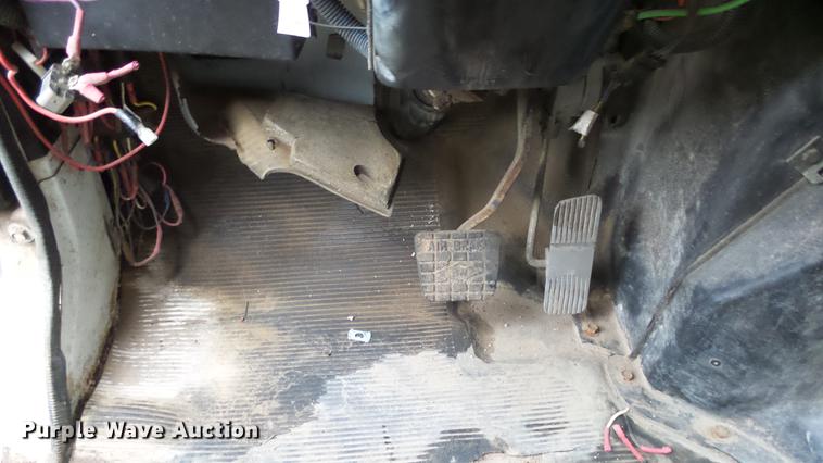 image for item AM9051 1999 International 4900 refuse truck