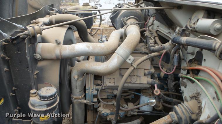 image for item AM9051 1999 International 4900 refuse truck