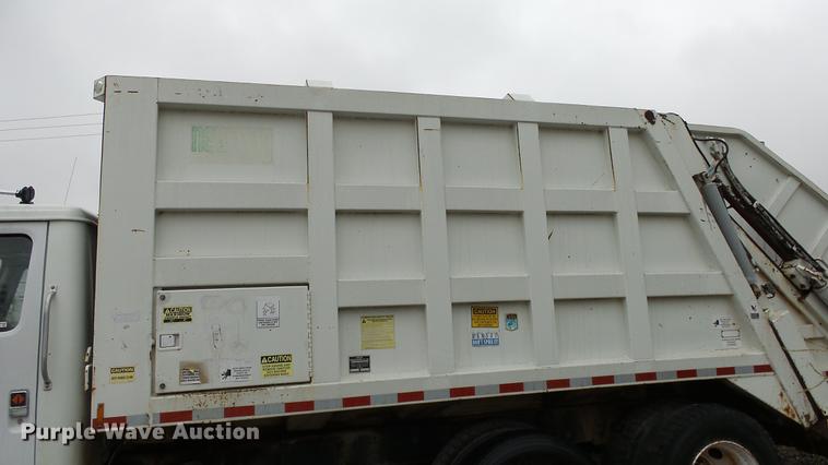 image for item AM9051 1999 International 4900 refuse truck