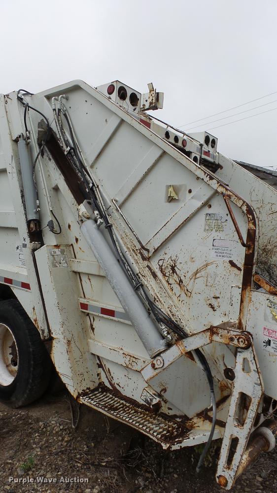 image for item AM9051 1999 International 4900 refuse truck