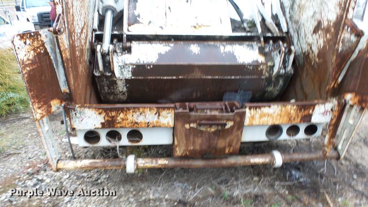 image for item AM9051 1999 International 4900 refuse truck