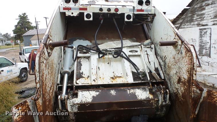 image for item AM9051 1999 International 4900 refuse truck