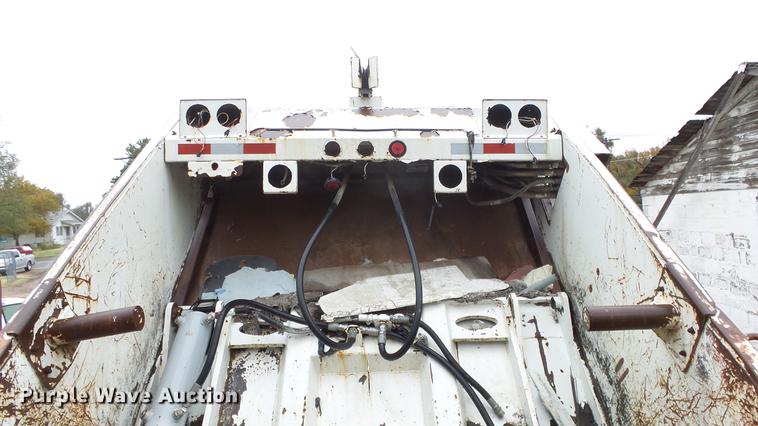 image for item AM9051 1999 International 4900 refuse truck