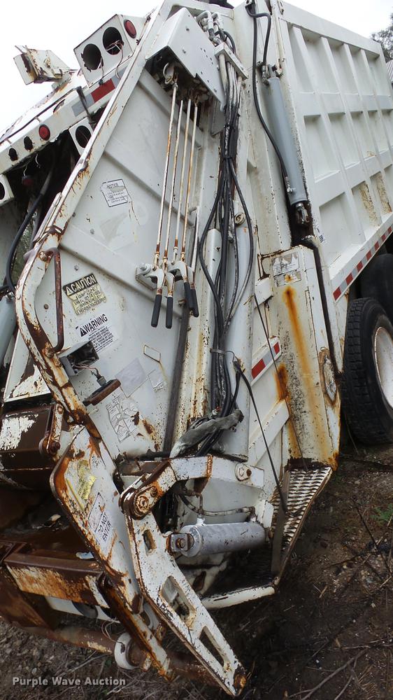 image for item AM9051 1999 International 4900 refuse truck