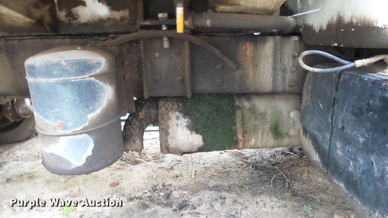 image for item AM9051 1999 International 4900 refuse truck