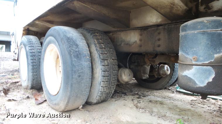 image for item AM9051 1999 International 4900 refuse truck