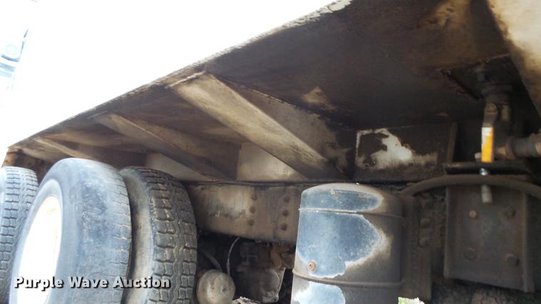 image for item AM9051 1999 International 4900 refuse truck