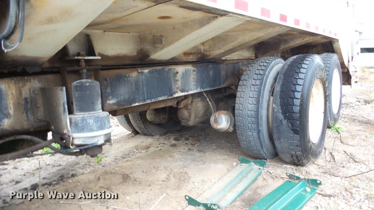 image for item AM9051 1999 International 4900 refuse truck