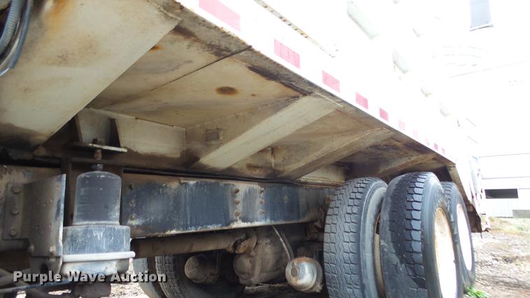 image for item AM9051 1999 International 4900 refuse truck