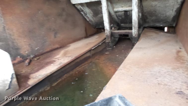 image for item AM9051 1999 International 4900 refuse truck