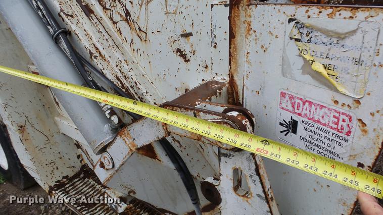 image for item AM9051 1999 International 4900 refuse truck