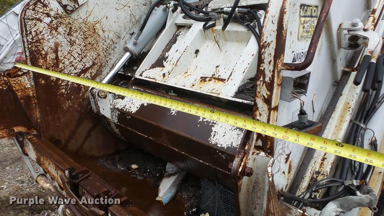 image for item AM9051 1999 International 4900 refuse truck