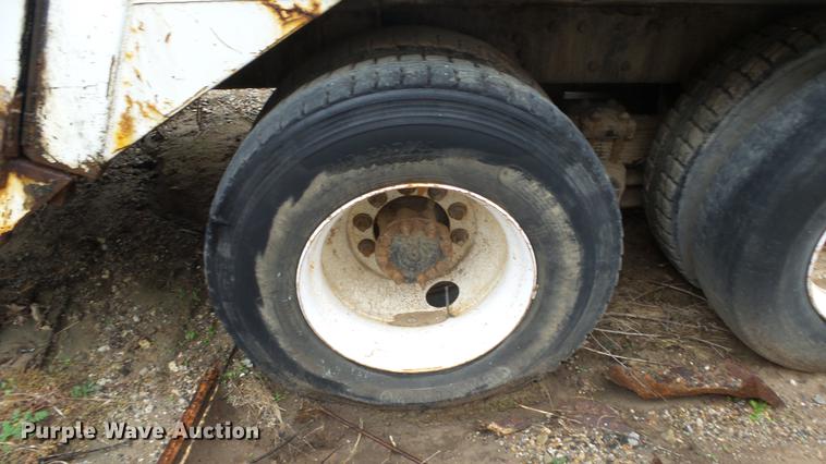 image for item AM9051 1999 International 4900 refuse truck