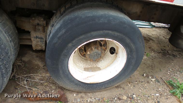 image for item AM9051 1999 International 4900 refuse truck