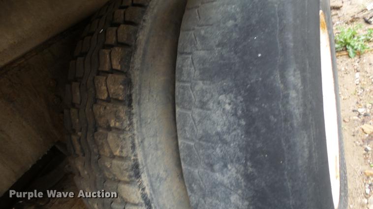 image for item AM9051 1999 International 4900 refuse truck