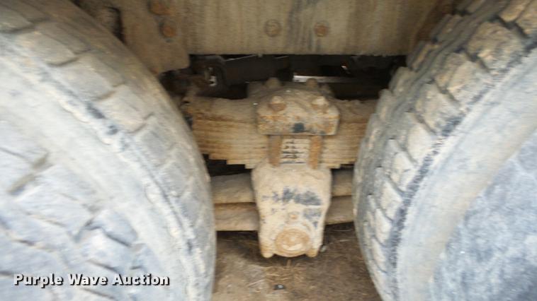 image for item AM9051 1999 International 4900 refuse truck