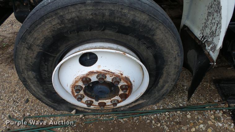 image for item AM9051 1999 International 4900 refuse truck