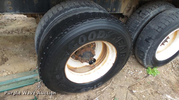 image for item AM9051 1999 International 4900 refuse truck