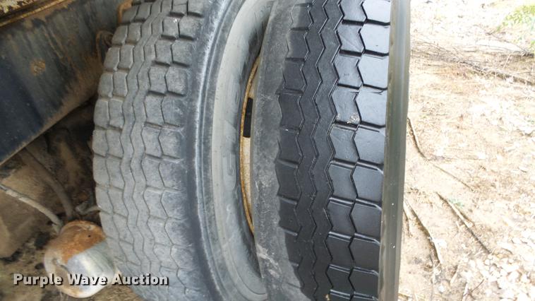 image for item AM9051 1999 International 4900 refuse truck