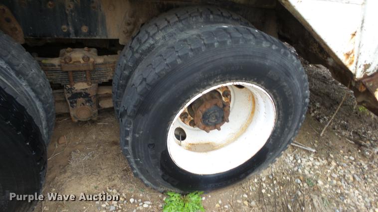 image for item AM9051 1999 International 4900 refuse truck