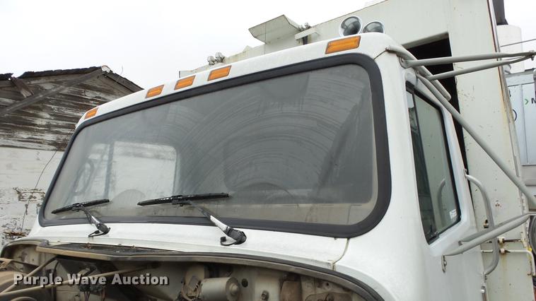 image for item AM9051 1999 International 4900 refuse truck