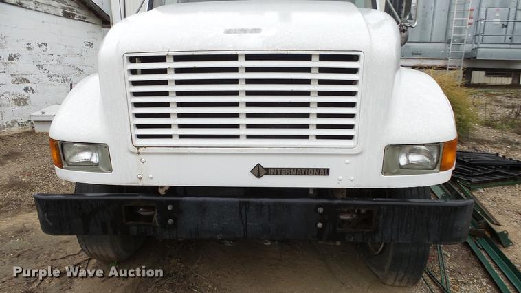 image for item AM9051 1999 International 4900 refuse truck