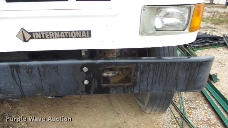 image for item AM9051 1999 International 4900 refuse truck