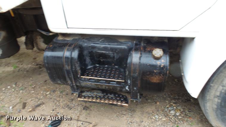 image for item AM9051 1999 International 4900 refuse truck