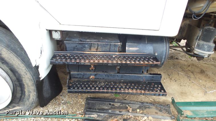 image for item AM9051 1999 International 4900 refuse truck