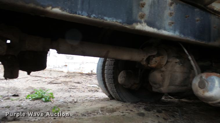 image for item AM9051 1999 International 4900 refuse truck