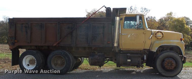 image for item DA2378 1985 Ford LT9000 dump truck