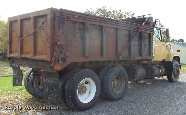 image for item DA2378 1985 Ford LT9000 dump truck