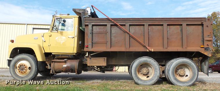 image for item DA2378 1985 Ford LT9000 dump truck