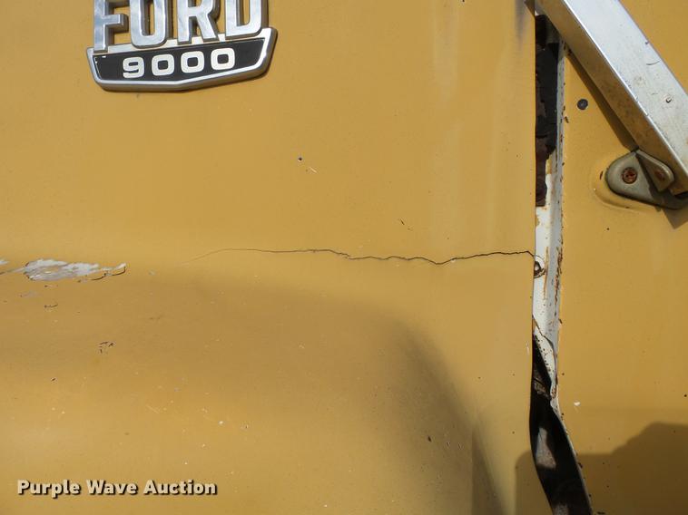 image for item DA2378 1985 Ford LT9000 dump truck