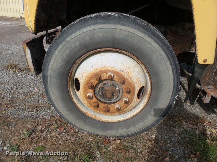 image for item DA2378 1985 Ford LT9000 dump truck