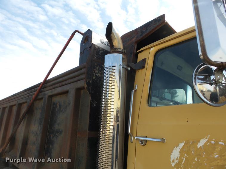 image for item DA2378 1985 Ford LT9000 dump truck