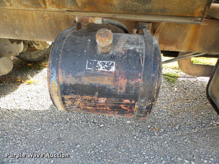 image for item DA2378 1985 Ford LT9000 dump truck