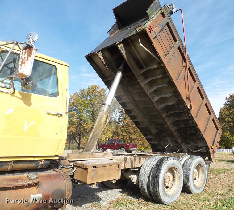 image for item DA2378 1985 Ford LT9000 dump truck