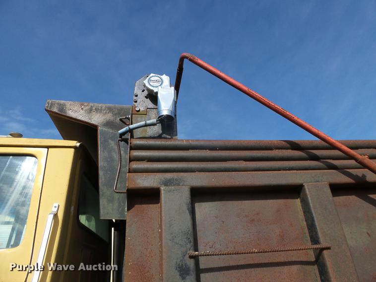 image for item DA2378 1985 Ford LT9000 dump truck