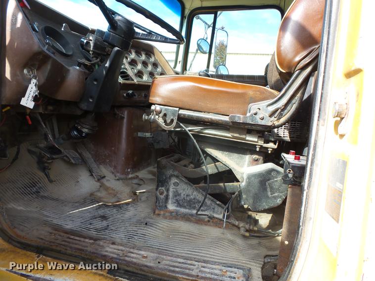 image for item DA2378 1985 Ford LT9000 dump truck